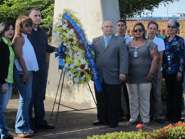 Ofrenda floral a efigie de "Antonio José de Sucre"