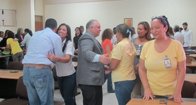 Momento de la paz durante la misa de aniversario
