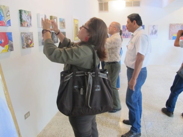 Asistentes a la exposición pictórica "Sucre Perceptible"