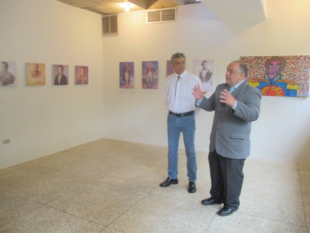 Vice-Rector Ovidio León Lara junto al Coordinador del Área de Artes Visuales de la Oficina Regional de Cultura y Extensión, Edixo Primera